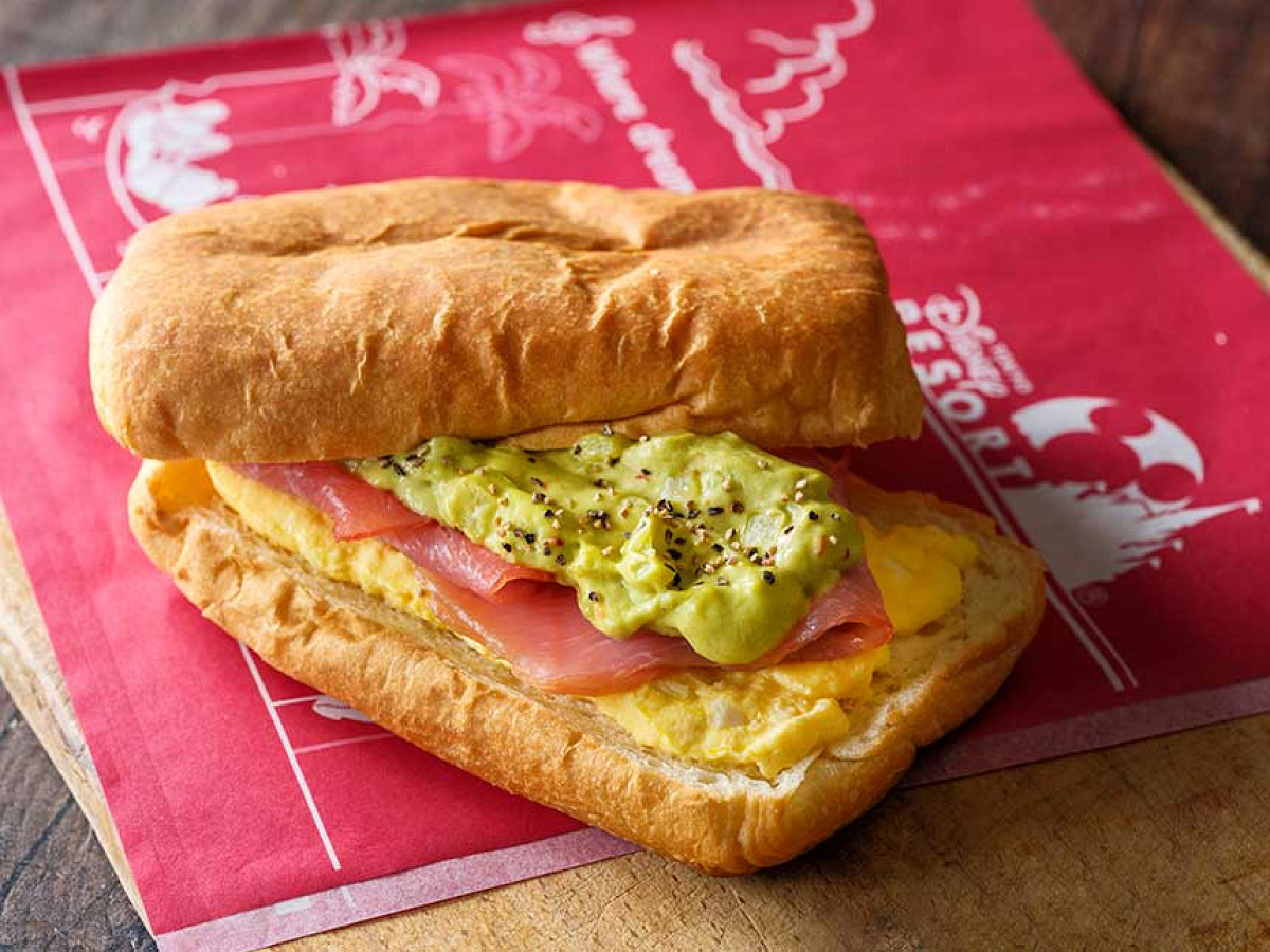 【店舗オープン～10:30まで販売】ホットデニッシュサンド（エッグ、生ハム、アボカド）
