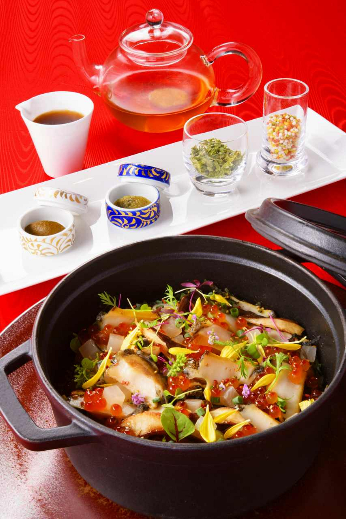 柔らかく煮込んだエゾアワビとイクラのココットご飯 焦がしバター醤油と鰹だし