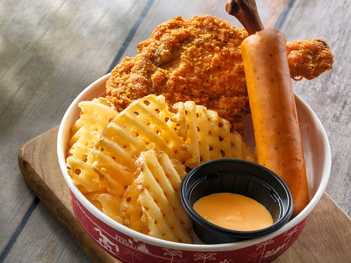 コンボ・プレート（フライドチキン、骨付きソーセージ、フライドポテト、チーズソース）