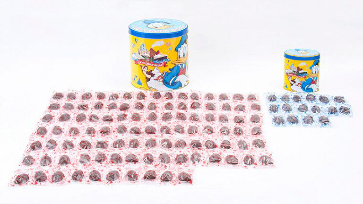 超特大のチョコレートクランチ（100粒入り）と16粒チョコクランチとの比較画像