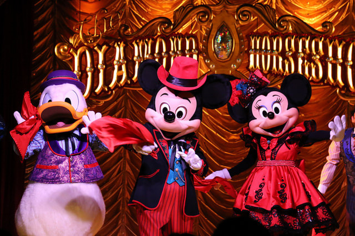 ミッキー、ミニー、ドナルドが登場するディナーショー| キャステル