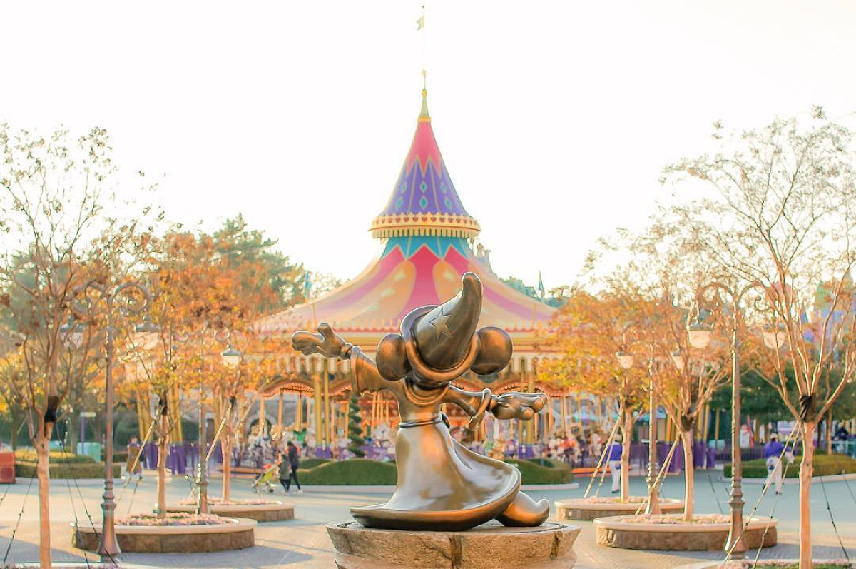 ディズニーランドのミッキー像