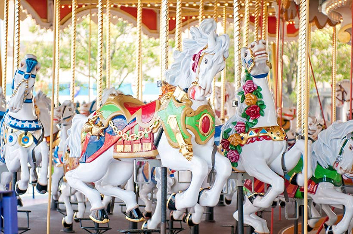 ディズニーランドの木馬はすべて白馬| キャステル | CASTEL ディズニー情報