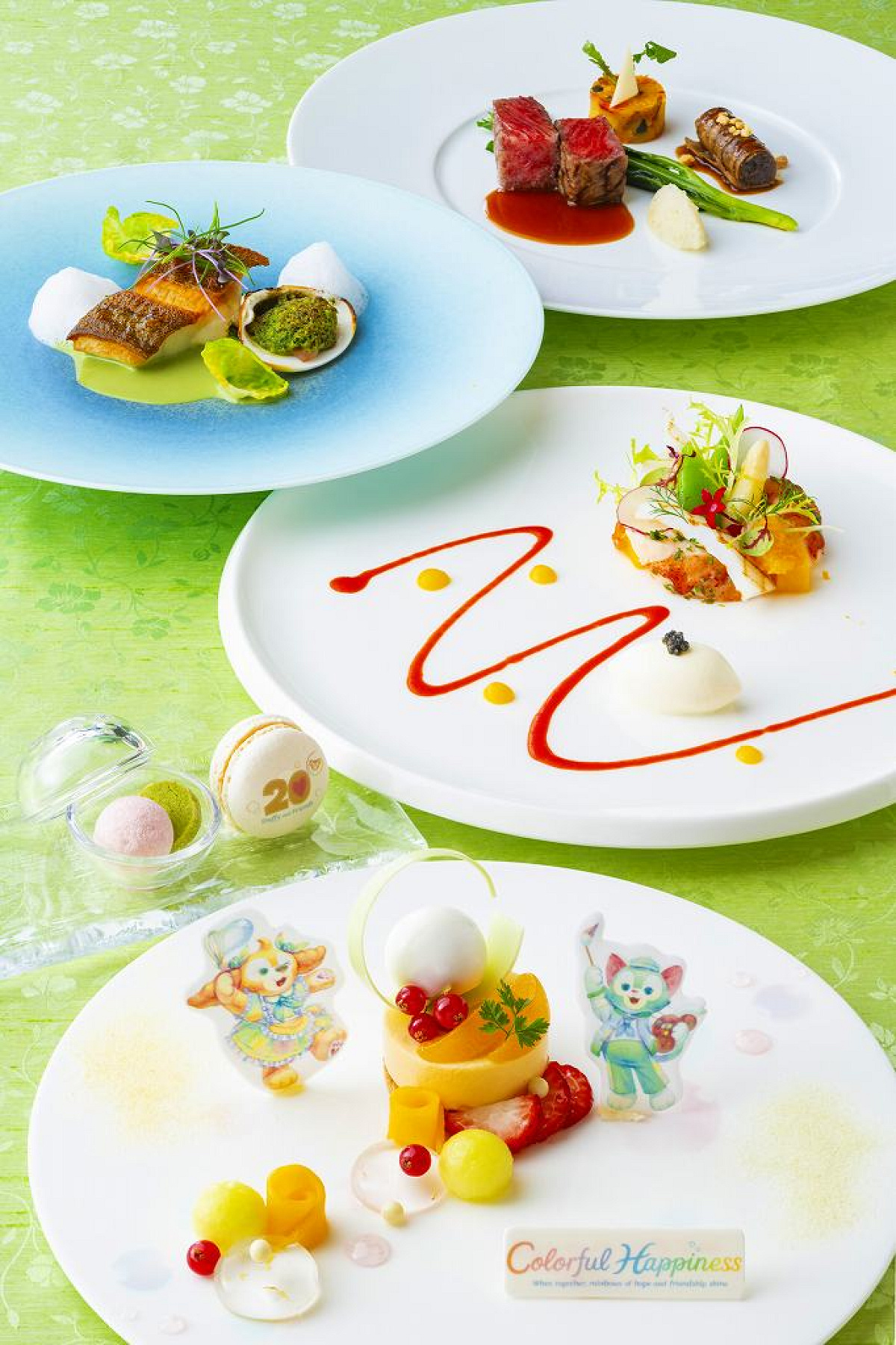 「ダッフィー＆フレンズ20周年：カラフルハピネス」グルメディナーコース