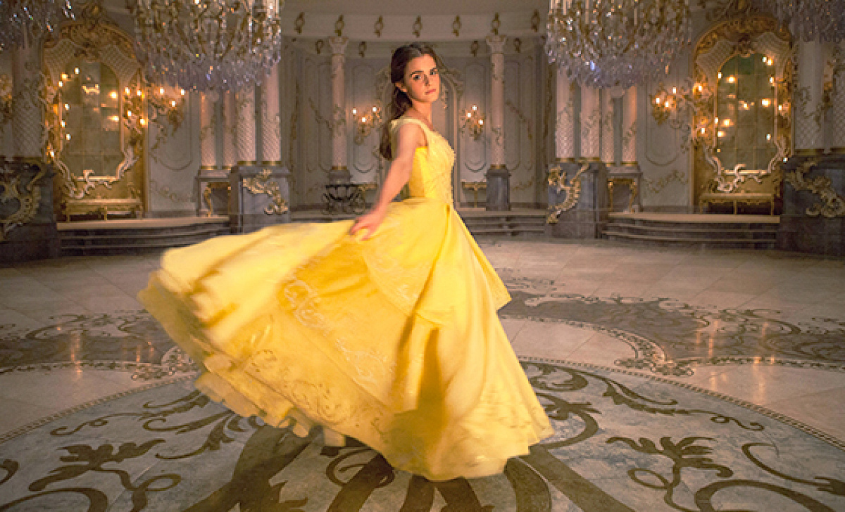 ベルの黄色いドレスをまとったエマ・ワトソン