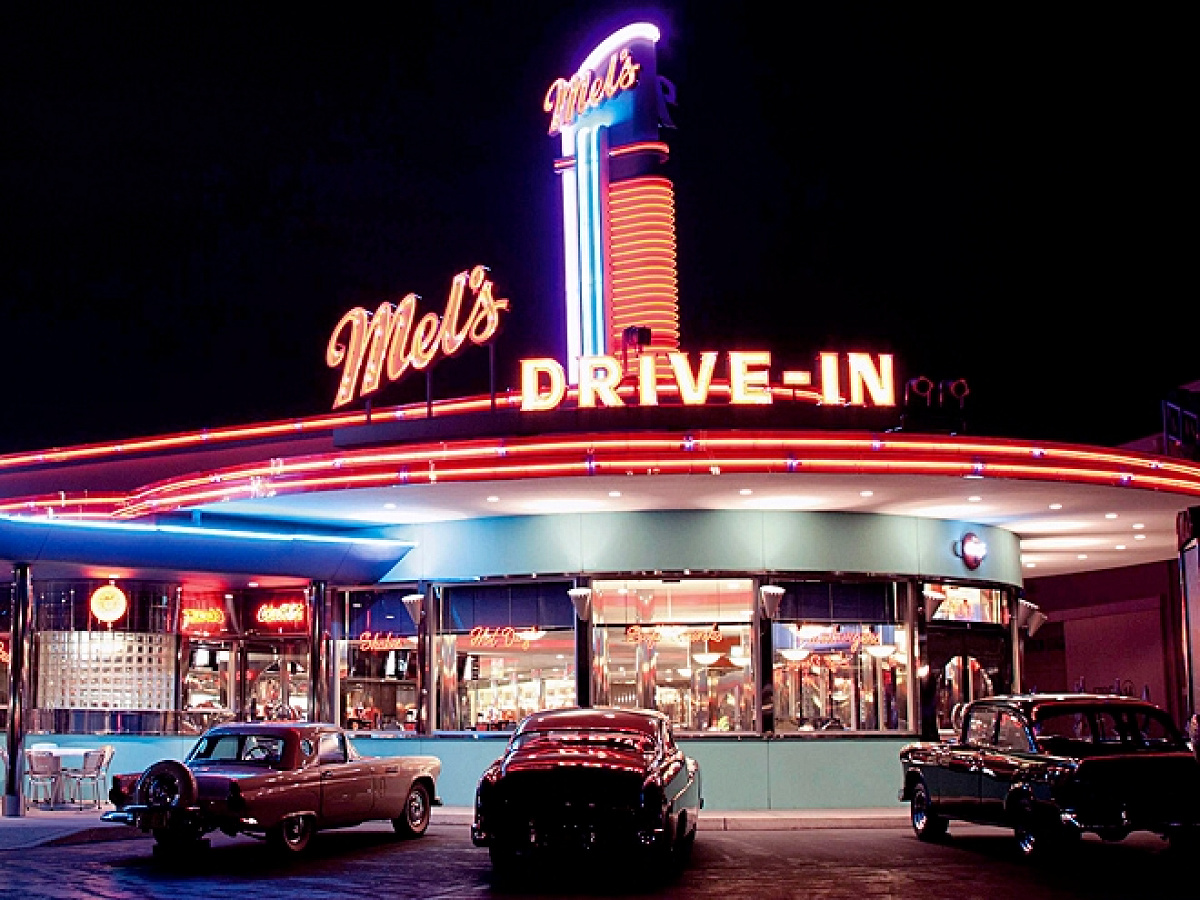 アメリカン・グラフィティの世界を満喫できるハンバーガー・レストラン「メルズ・ドライブイン」