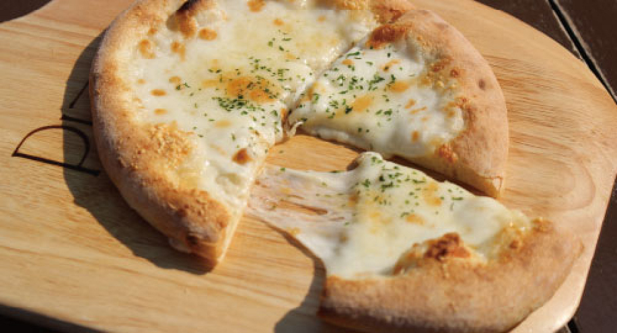 自家製モッツァレラチーズのピザ