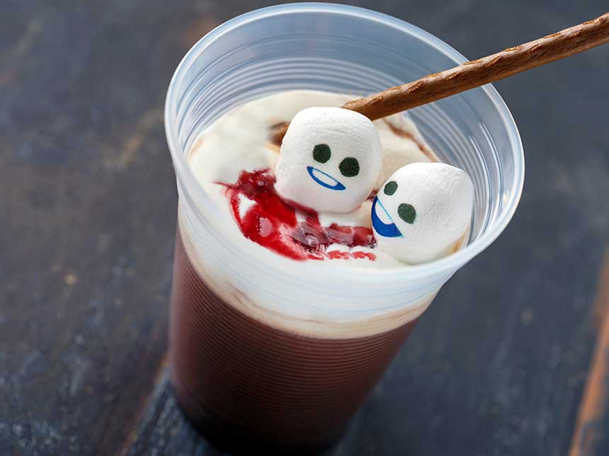 ホットチョコレート（リンゴンベリー＆ホイップ）