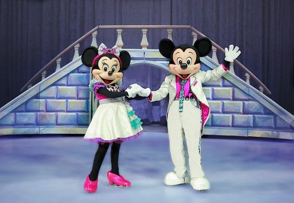 スケートリンクでのミッキー＆ミニー| キャステル | CASTEL ディズニー情報