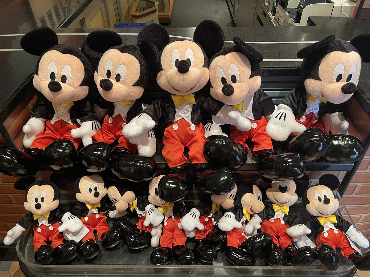 ミッキーのぬいぐるみ（写真上）| キャステル | CASTEL ディズニー情報