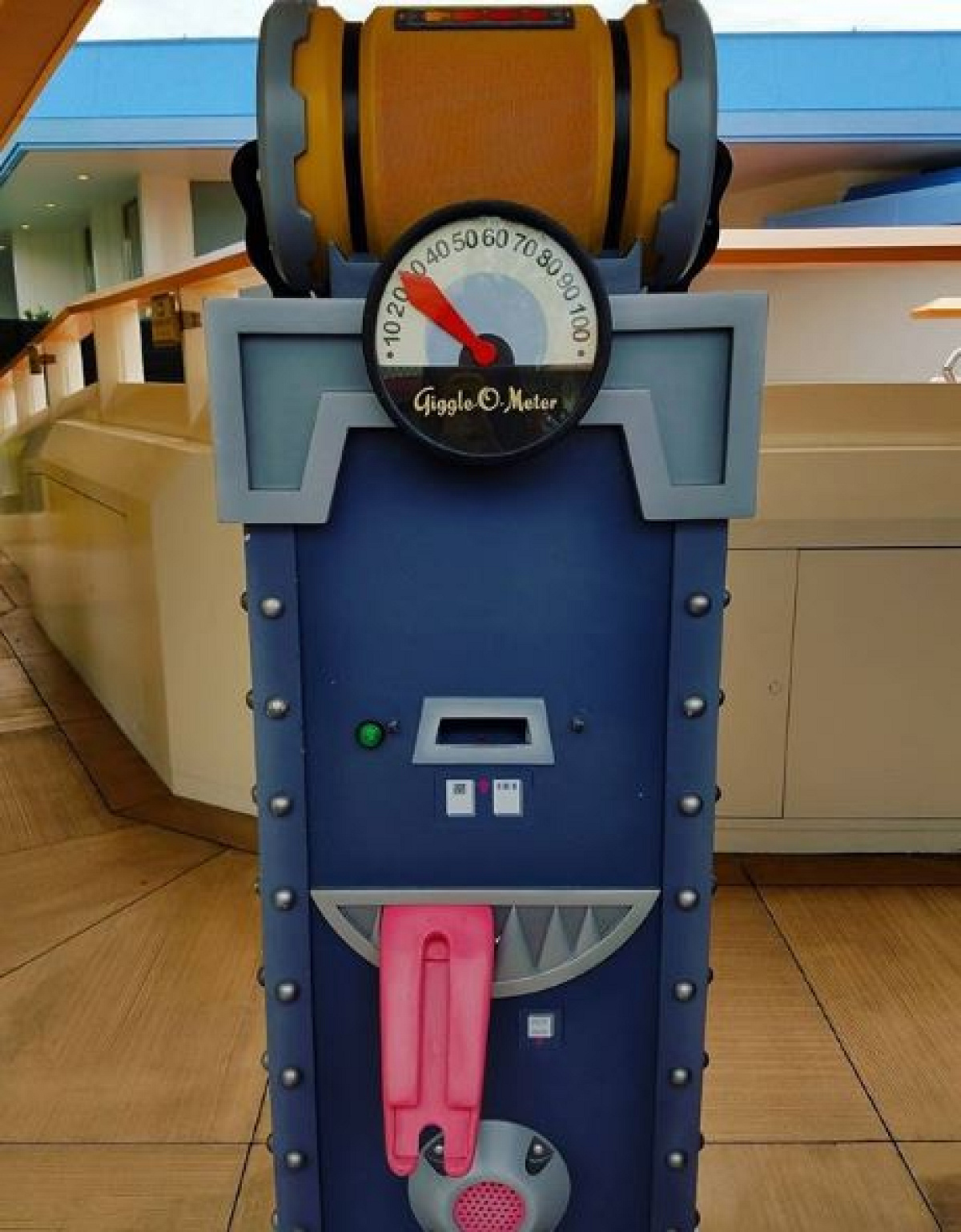 モンスターズ・インクの発券機| キャステル | CASTEL ディズニー情報