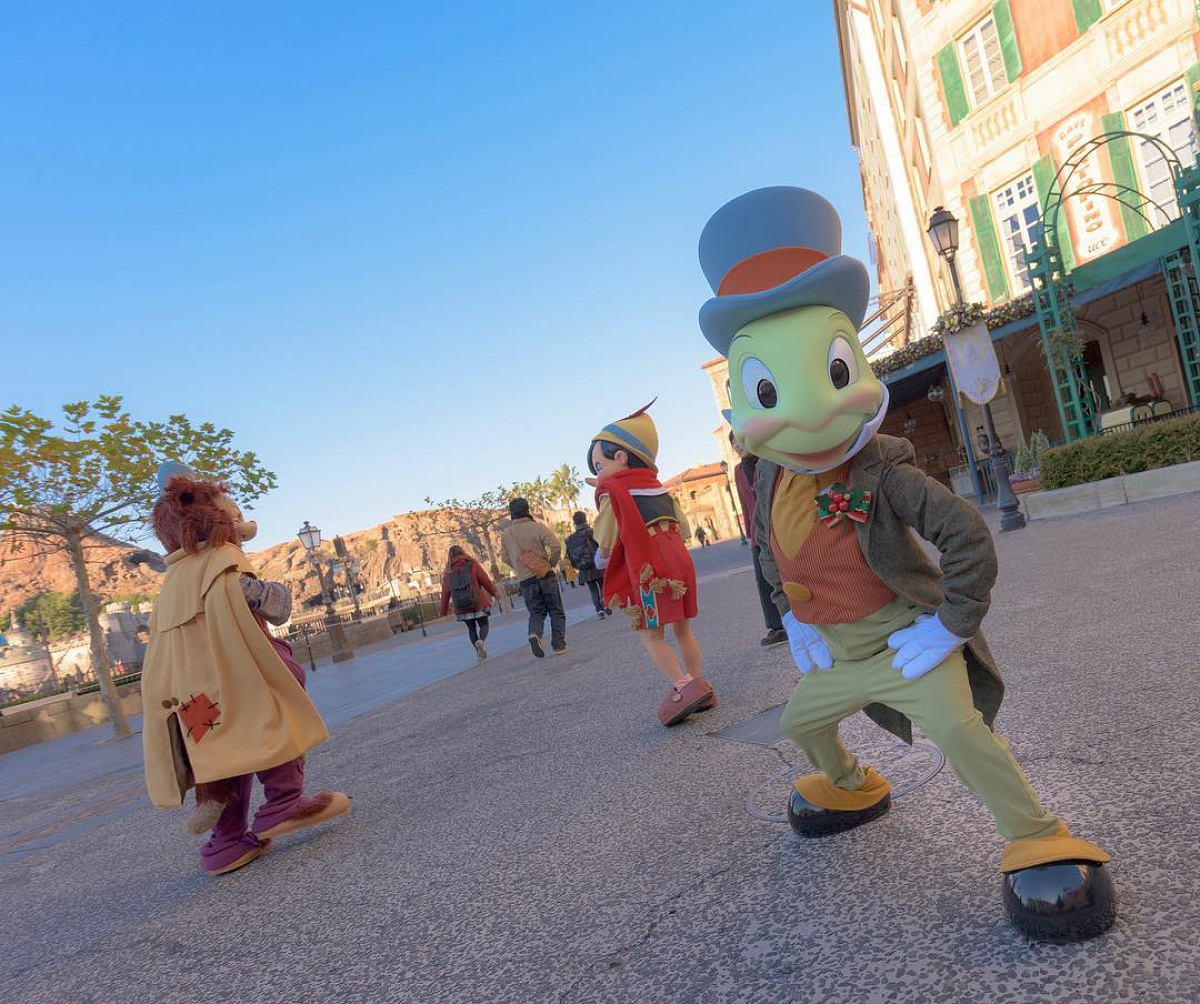 ミッキー広場周辺にはピノキオのキャラクターがお散歩に！