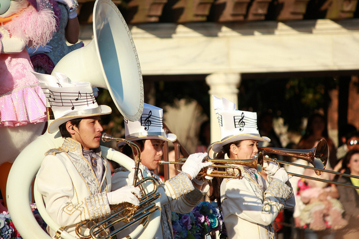 力強い演奏と距離の近いパフォーマンスが大人気！