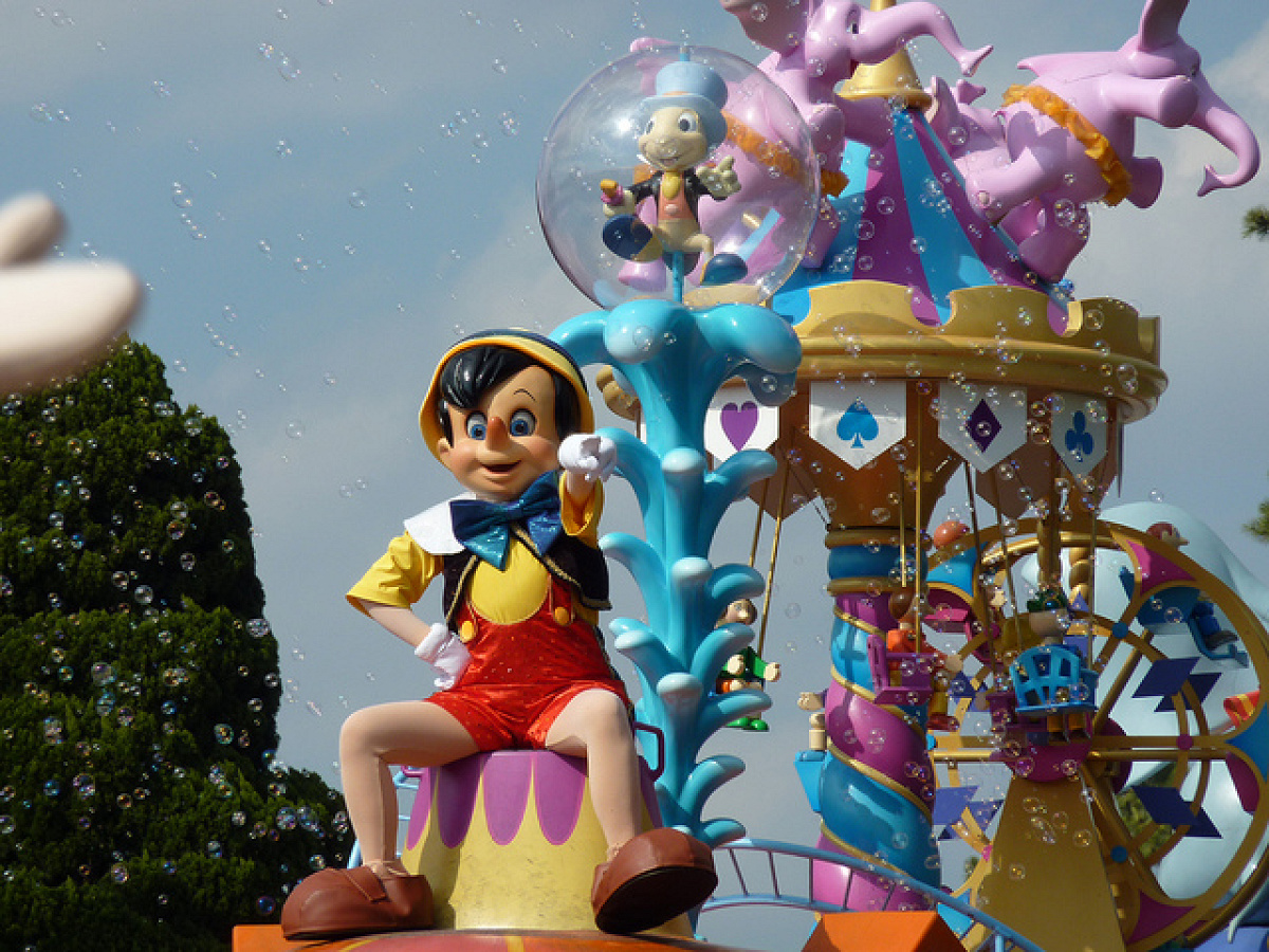 パレードに現れた人間になる前のピノキオと、ジミニー・クリケット
