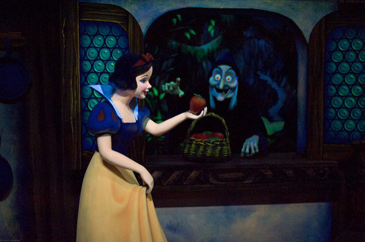 毒りんごを女王から受け取ってしまう白雪姫| キャステル | CASTEL