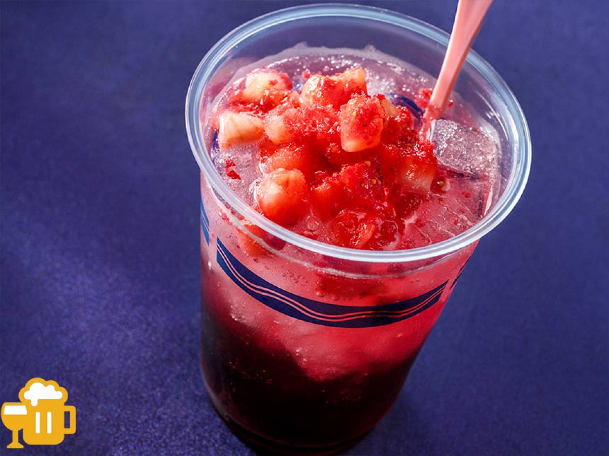 スパークリングカクテル（ワイン、ストロベリー、チェリーシロップ）