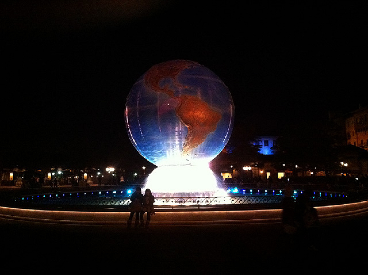 ディズニーリゾートの地球儀は夜がさらにきれい