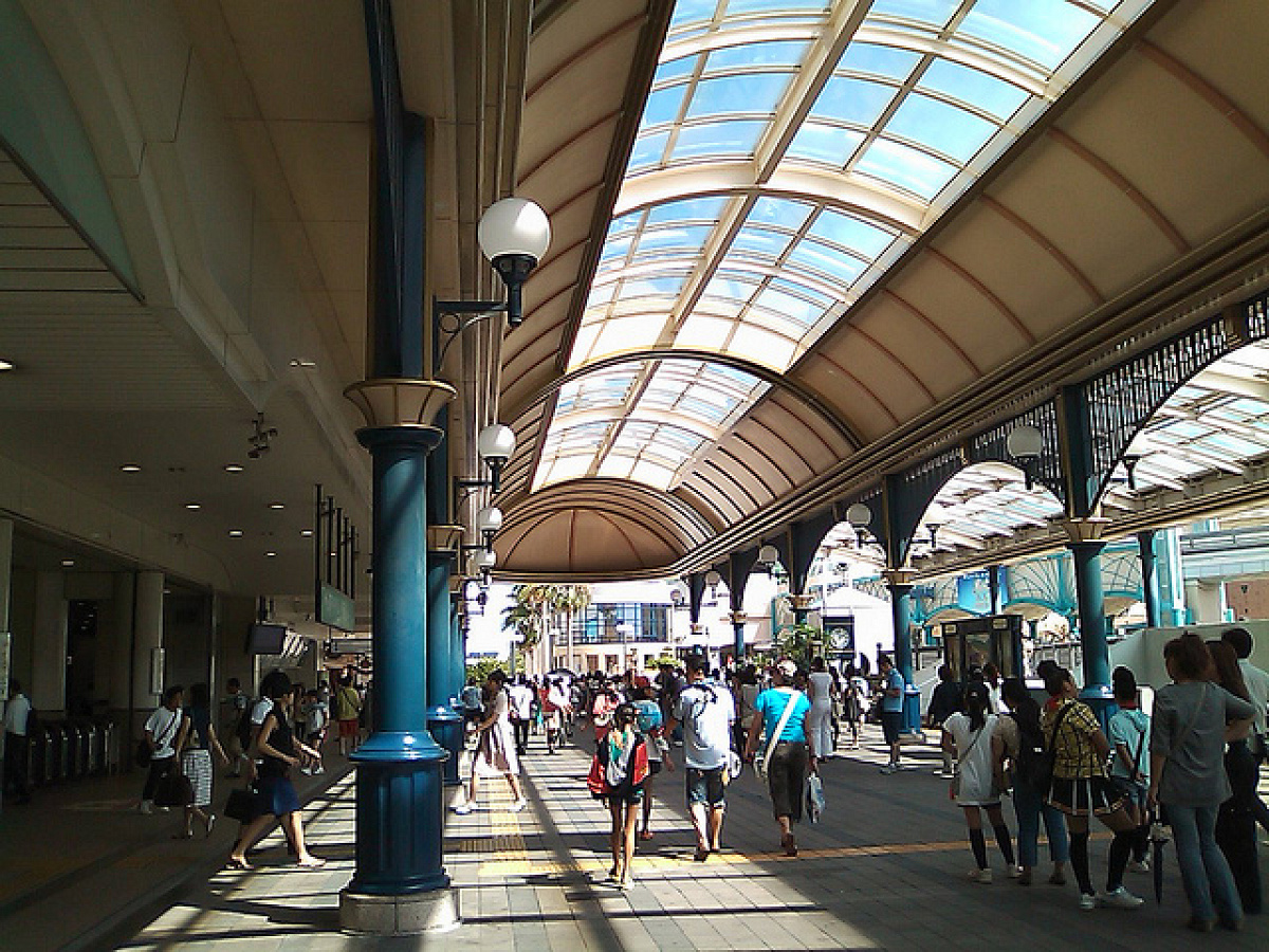 舞浜駅の出口から気分はディズニー。ディズニーランド駅でも良かったような気もしますが…