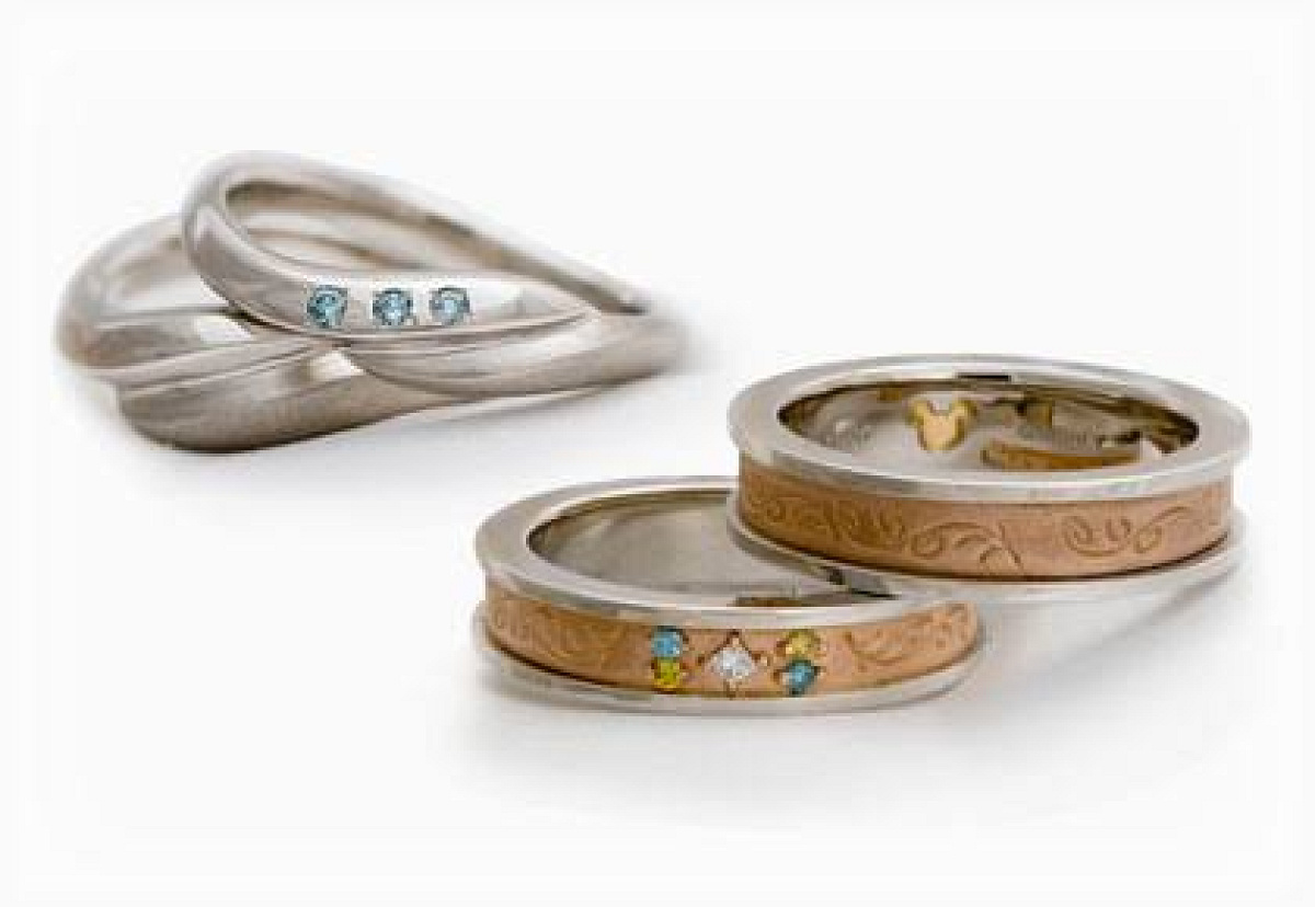 ミラコスタで買える『リトル・マーメイド』の指輪（左）