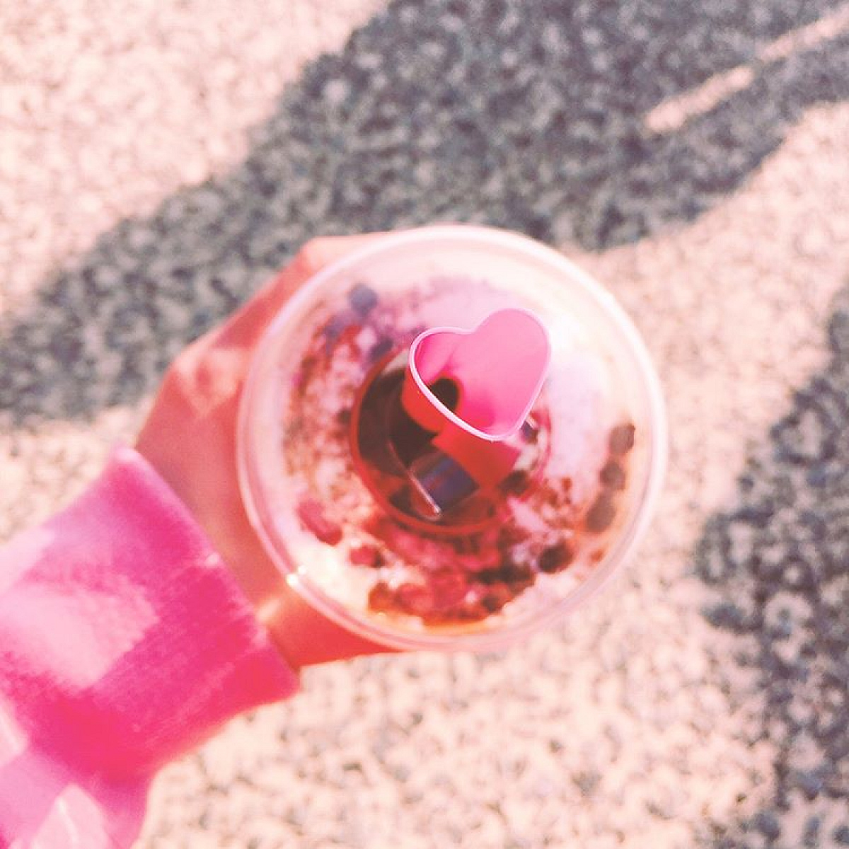 ピンクのストローには小さなサプライズが♡