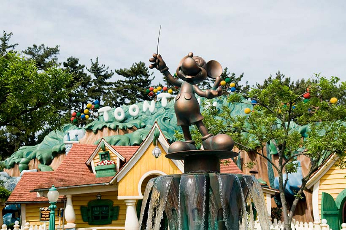 トゥーンタウンのミッキーの噴水| キャステル | CASTEL ディズニー情報