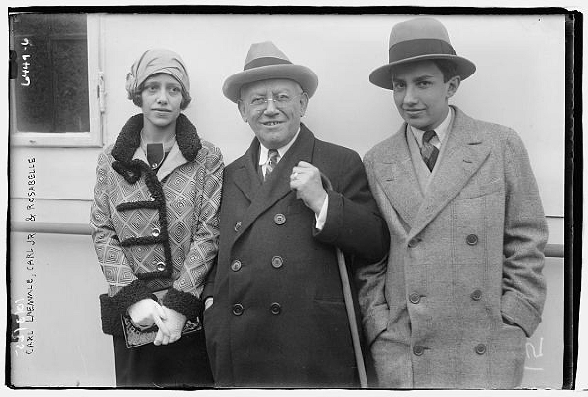 ユニバーサルピクチャーズ創設者のカール・レムリ（中）と妻（左）、息子（右）（アメリカ合衆国議会図書館・印刷物写真部門より）