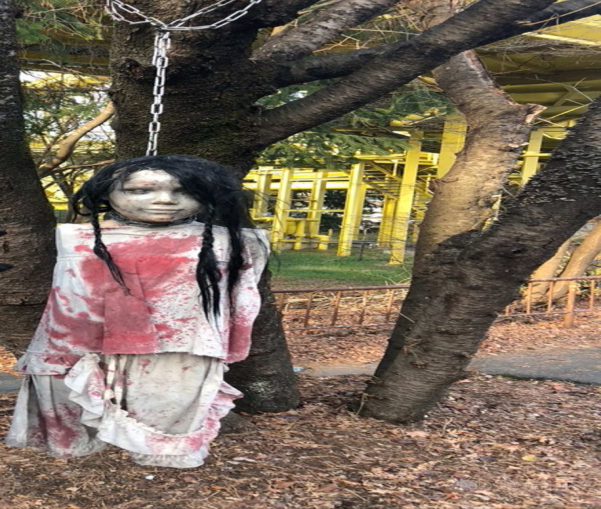「戦慄迷宮」の木に吊るされている人形