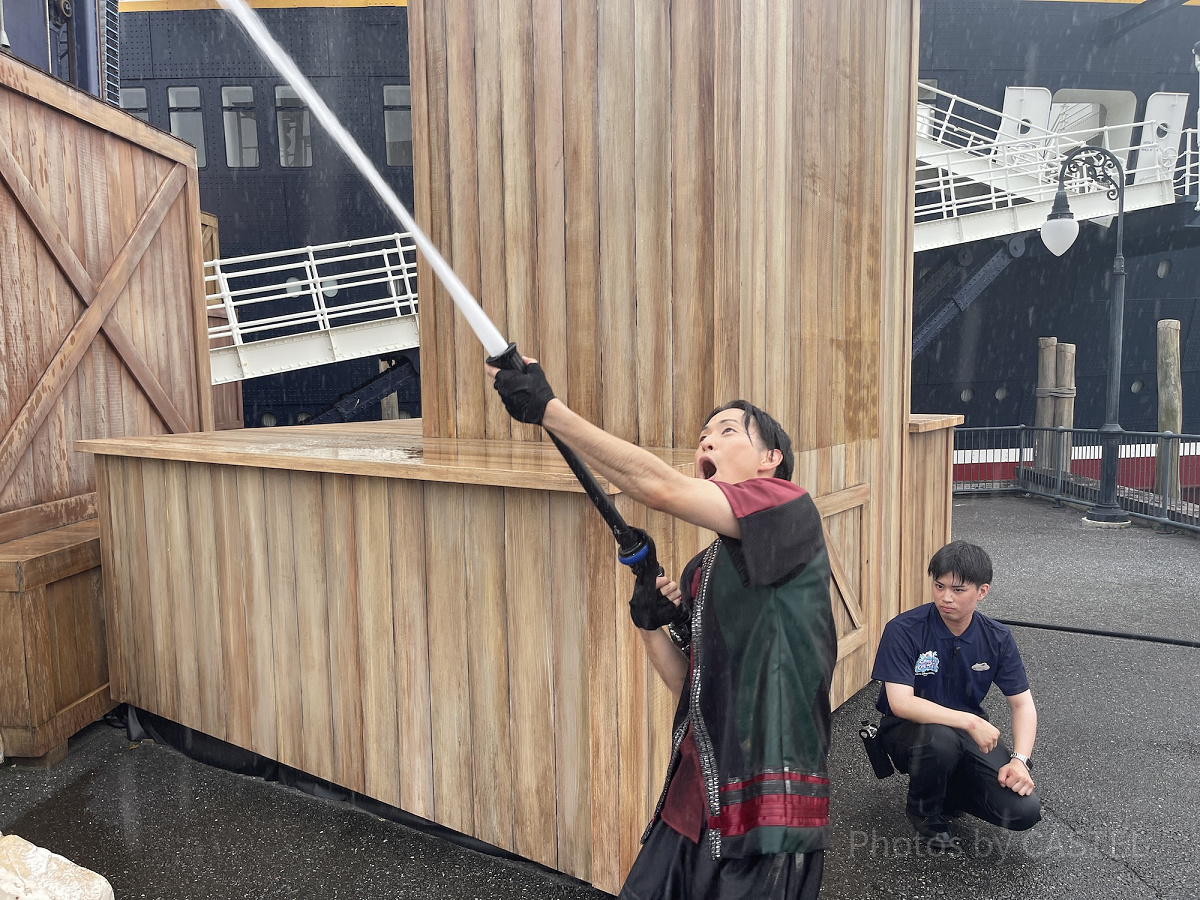 キャストの手持ちホースからも大量放水