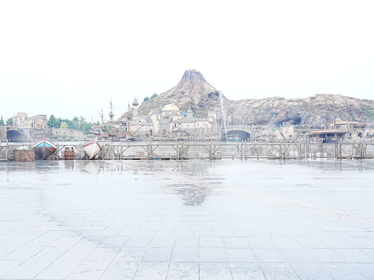 地面が乾いている箇所は濡れにくい（左手前など）