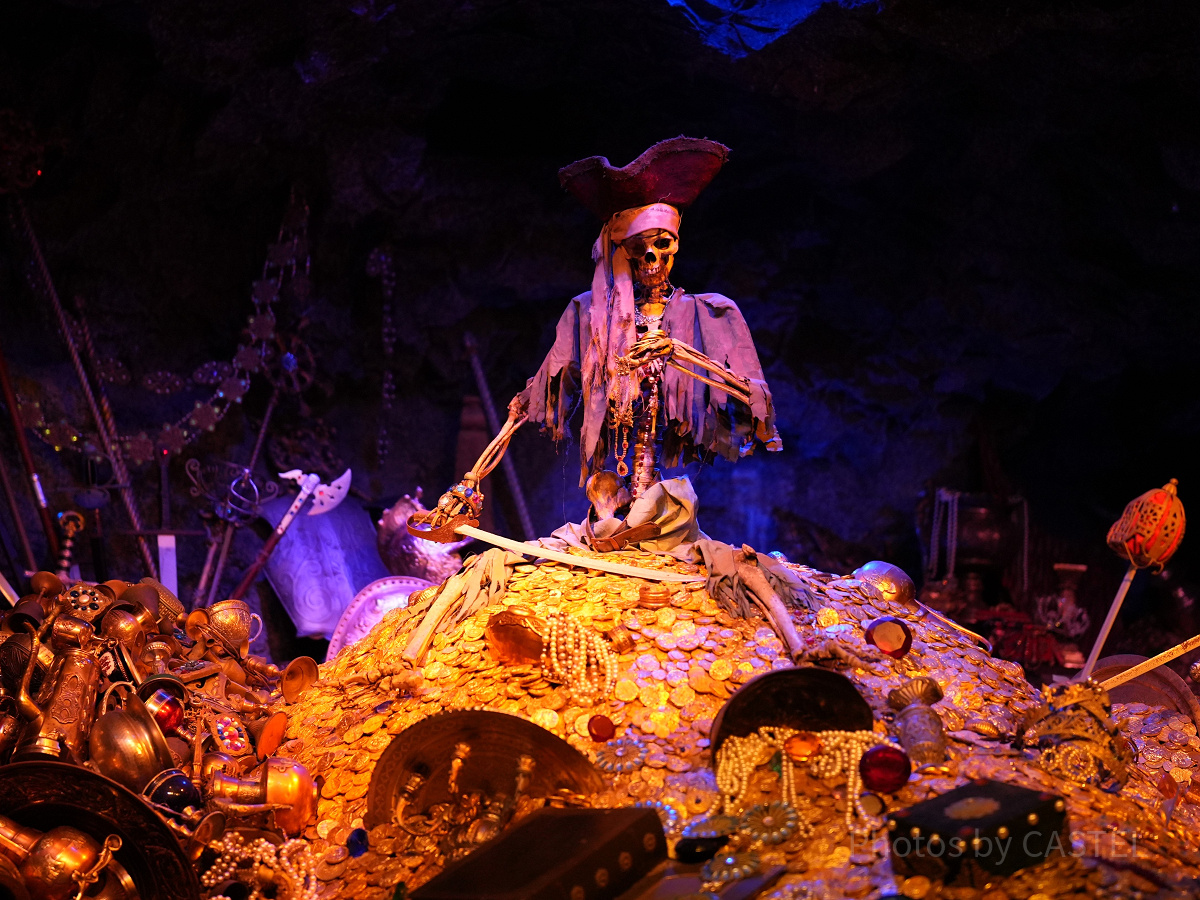 滝下りの後に登場する海賊のガイコツと宝の山| キャステル | CASTEL