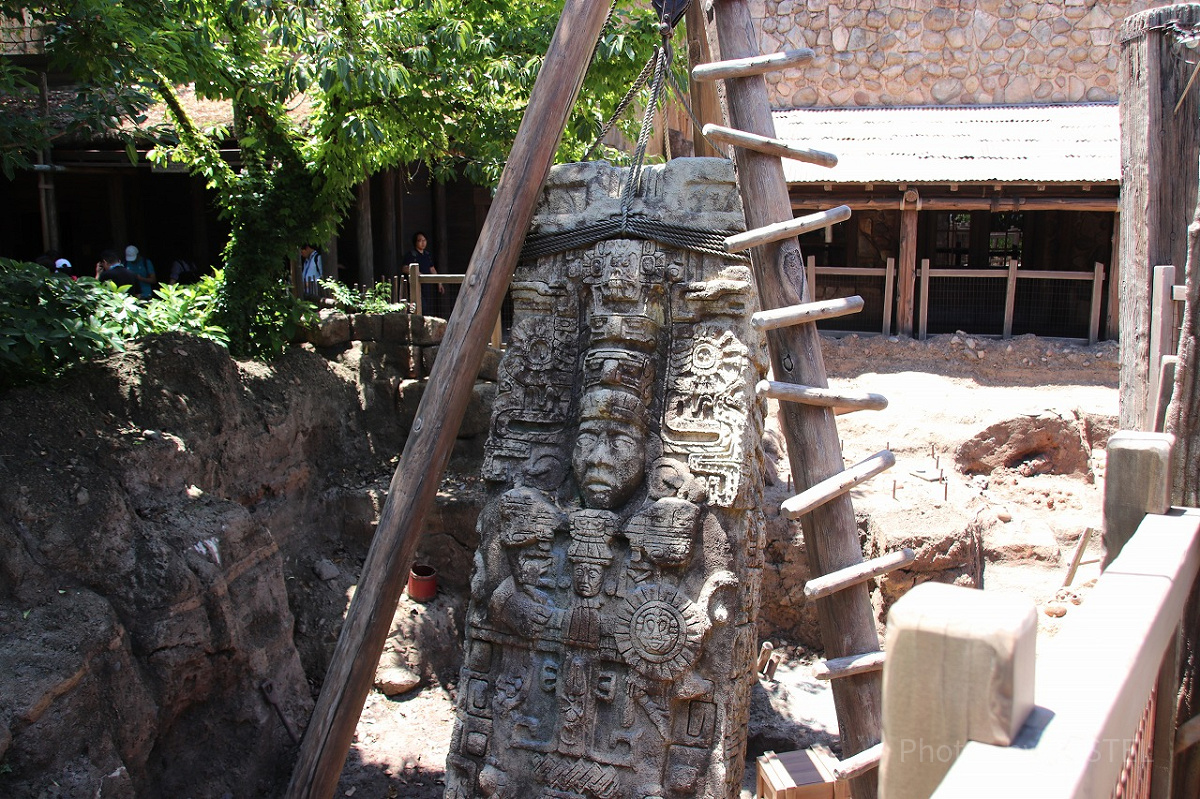 レストランの入口で見られる発掘中の石像