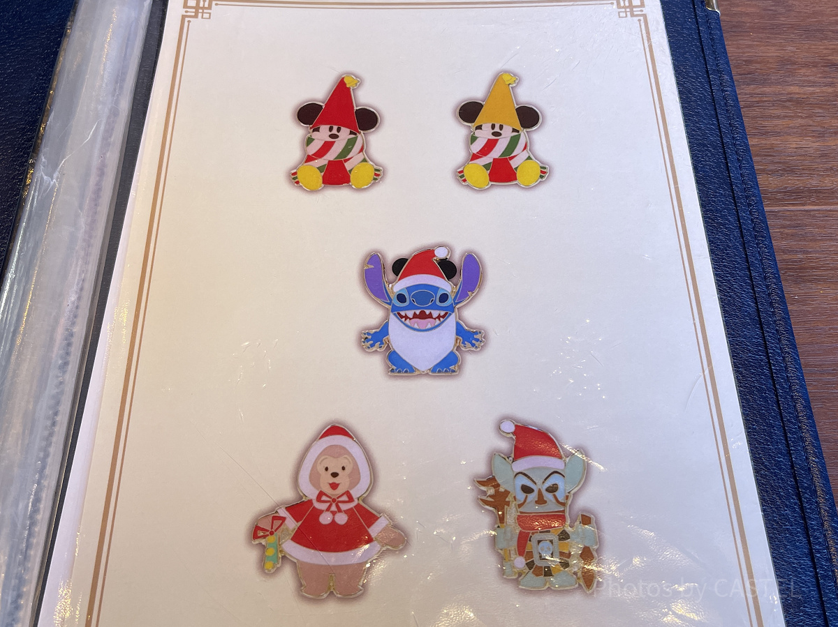 アブーズ・バザールの景品のキャラクターピンバッジ（2022年クリスマス