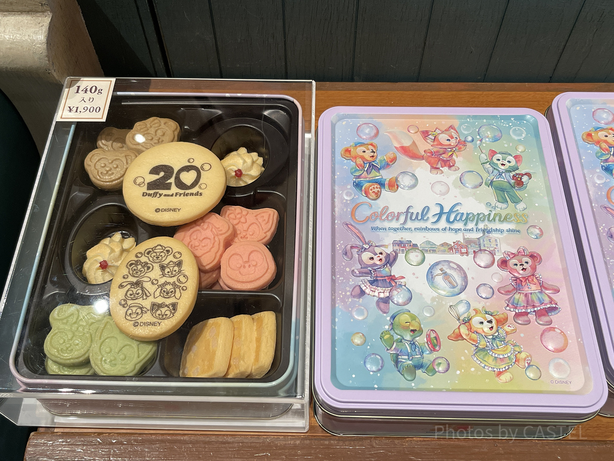 ダッフィーフレンズ 20周年　カラフルハピネス　アソーテッドクッキー　缶 Amazon.co.jp: ダッフィー＆フレンズ アソーテッド・クッキー