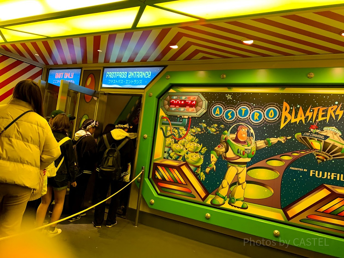 バズ・ライトイヤーのアストロブラスター入り口| キャステル