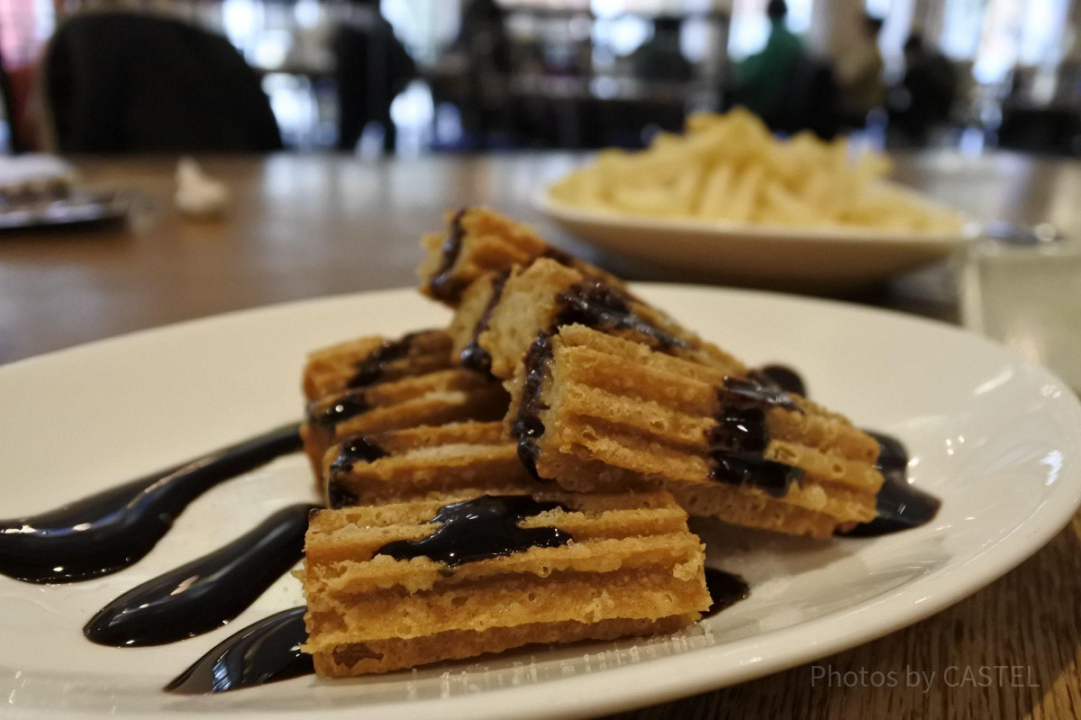 カフェテリア「サルー」のチュロスはチョコがけ