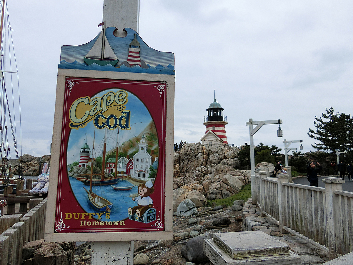 ケープコットのシンボルの灯台と看板
