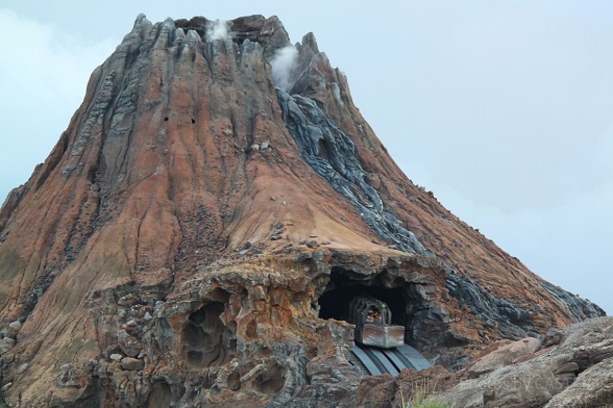 プロメテウス火山から落下するセンター・オブ・ジ・アース
