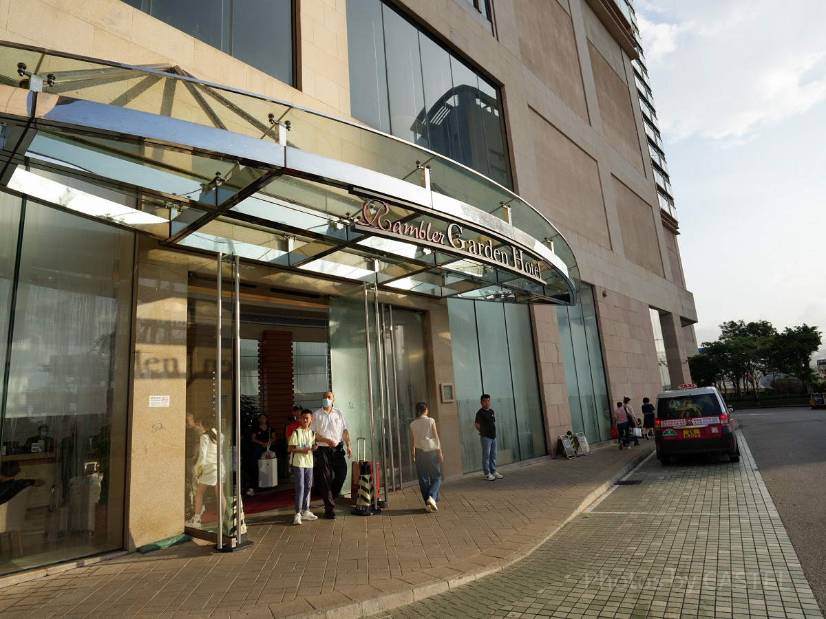 香港ディズニー周辺格安ホテル：ランブラーガーデンホテル前