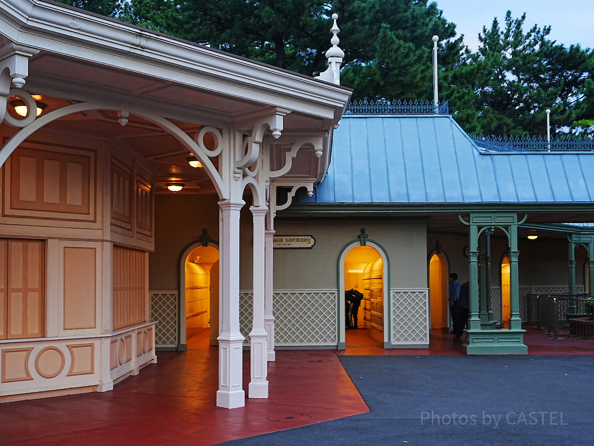 ゲストリレーション・ウィンドウ横のコインロッカー（パーク外）