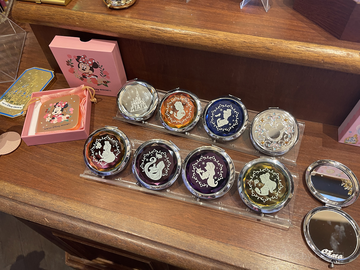 ディズニーで買えるコンパクトミラー| キャステル | CASTEL ディズニー情報
