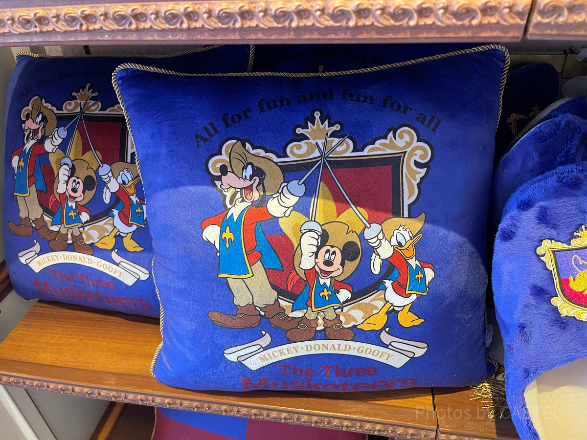 クッション(三銃士グッズ)