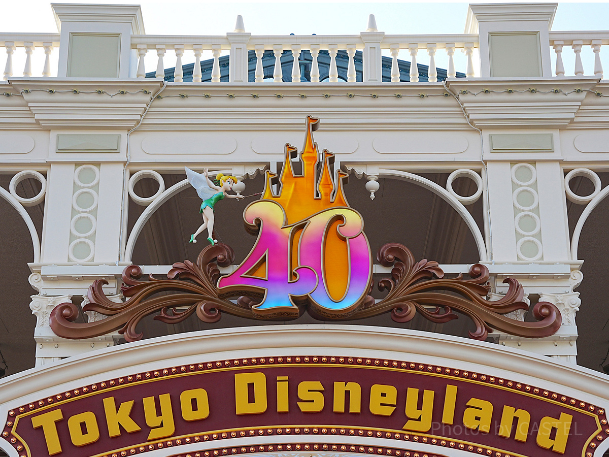 ディズニーリゾート40周年テーマソング「リビングインカラー」