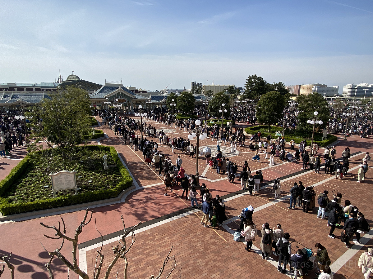 ディズニーランドのエントランスの様子（2022年4月2日8時30分ごろ撮影）