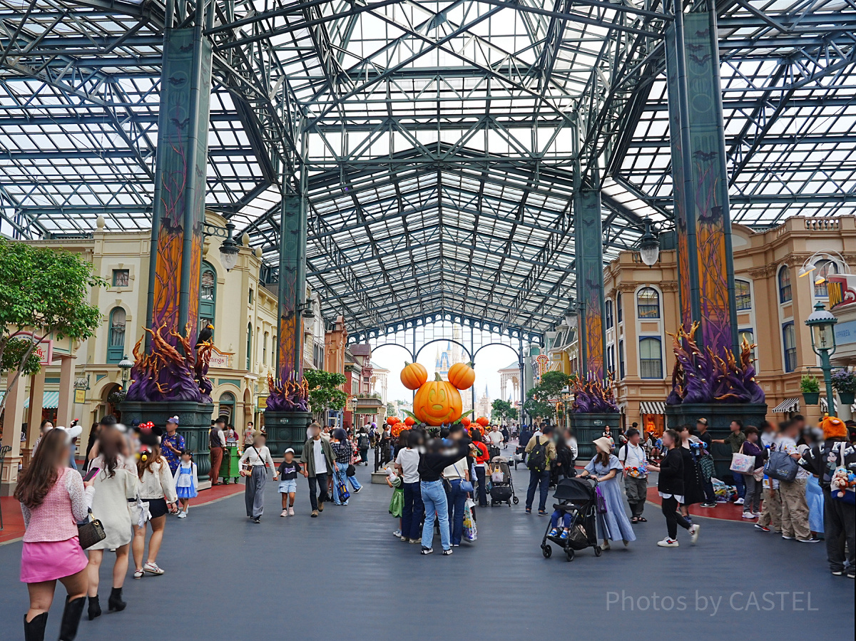 2025年のディズニーランドのハロウィンデコレーション