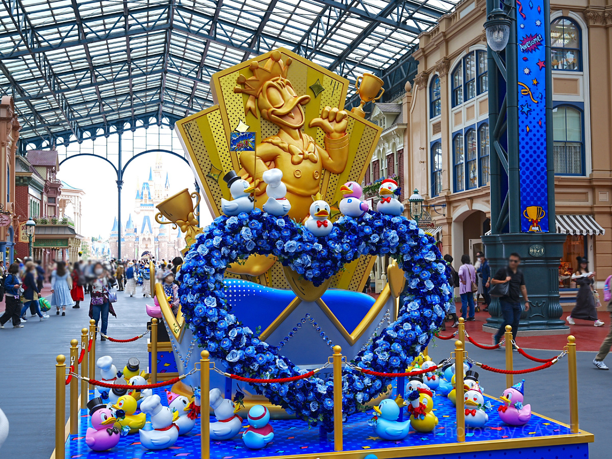 ドナルドのクワッキー・ダックシティのデコレーション