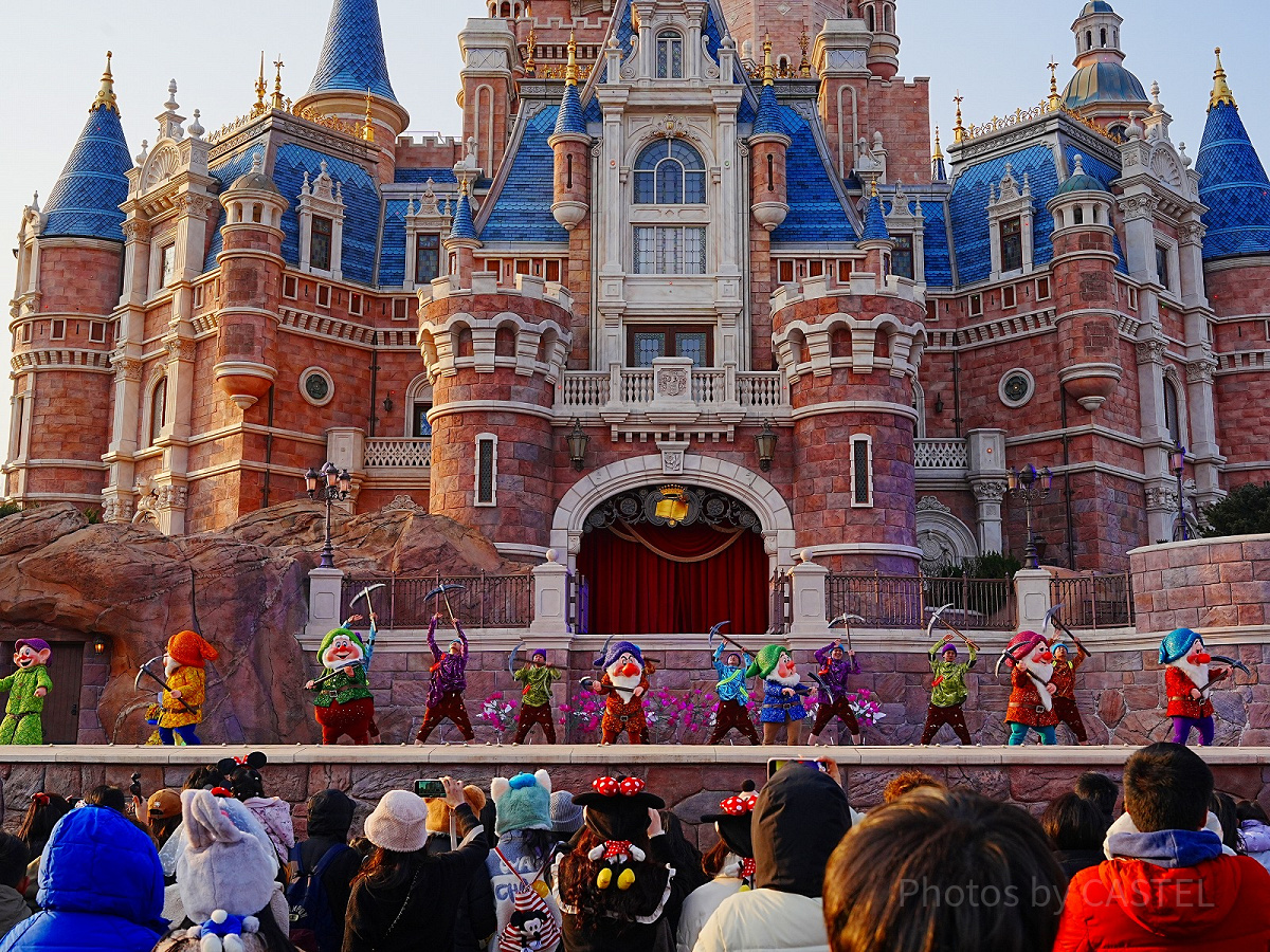 ゴールデン・フェアリーテイル・ファンファーレ：上手から出てくる小人たち！