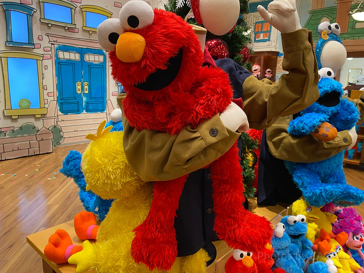 エルモ 特大約1mのぬいぐるみ エルモの特大ぬいぐるみ| キャステル | CASTEL ディズニー情報