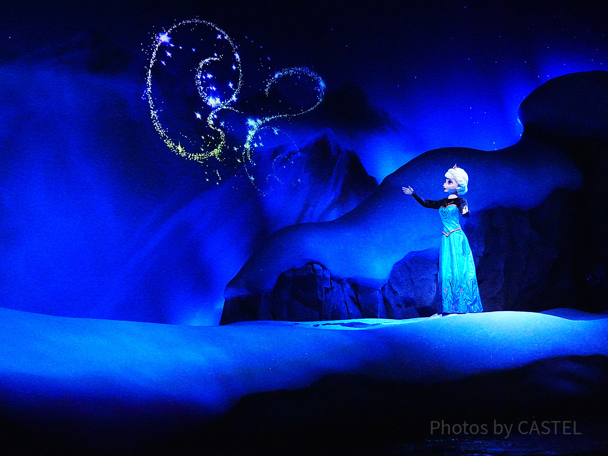氷の宮殿を作るエルサ〔アナとエルサのフローズンジャーニー〕
