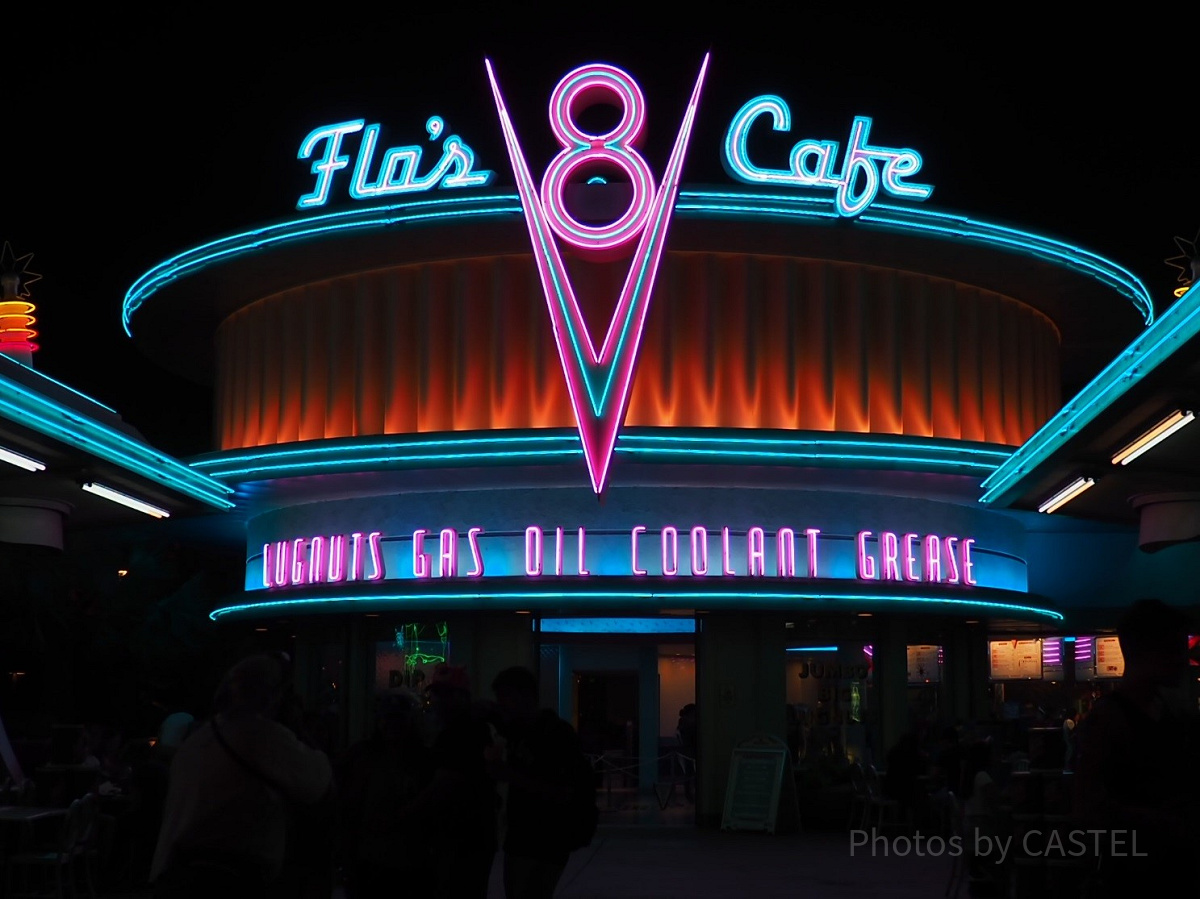 フローのV8カフェは、実際にレストランになっています| キャステル