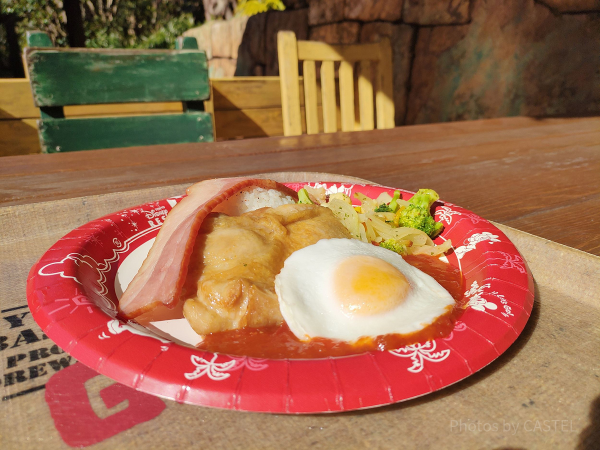 ディズニーシー食べ物：チキンのオーブン焼き、ベーコン、エッグ、ライス添え